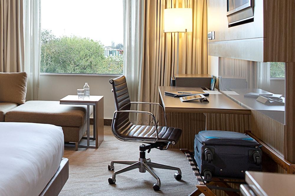 Novotel Ellerslie Hotel 4*